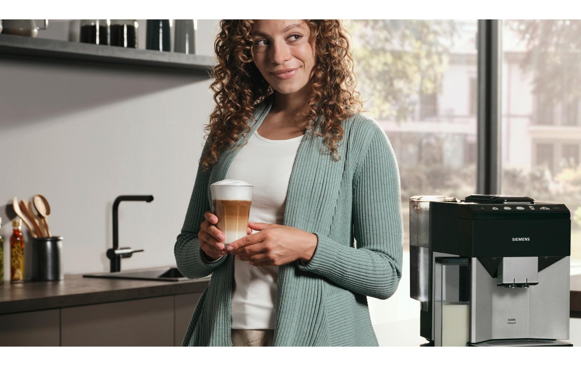 Kaffeevollautomat EQ500 TQ517D03 Schwarz - MEGART